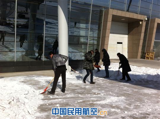 锡林浩特机场组织员工清扫机坪余雪