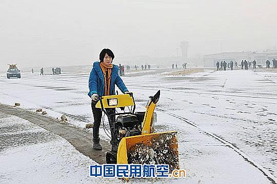 洛阳机场因降雪临时关闭至14日早上8点30分