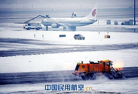 首都机场全力保障持续降雪天气的民航旅客出行