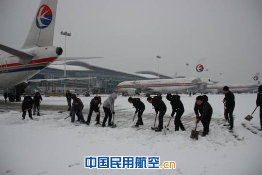 南昌昌北国际机场迎战新年首场冰雪天气