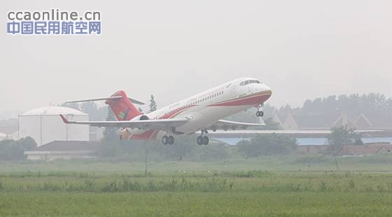 中国商飞ARJ21飞机在浙江舟山开展航线演示飞行