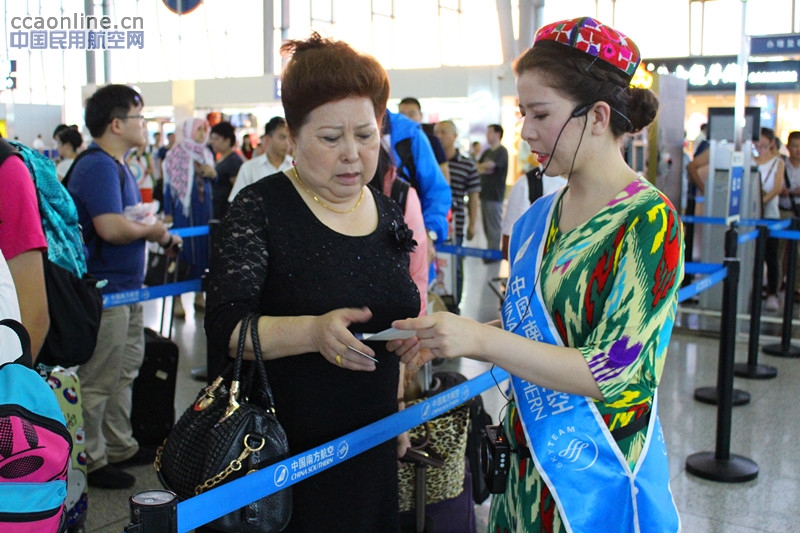 开斋节，南航新疆地服与穆斯林旅客共度节日