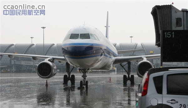 暴雨突袭成都双流机场，滞留9000余名旅客