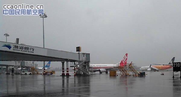 受雷雨天气影响，石家庄机场近40架航班延误