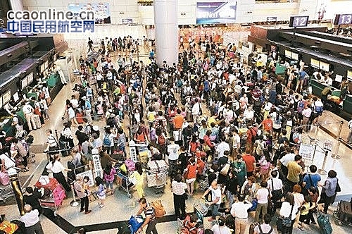 台风过境桃园机场航班大乱，逾12万旅客行程受阻