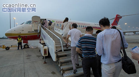 中国商飞ARJ21飞机在成都进行演示飞行