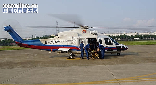 东一飞直升机成功救助浙岱渔03592轮受伤渔民