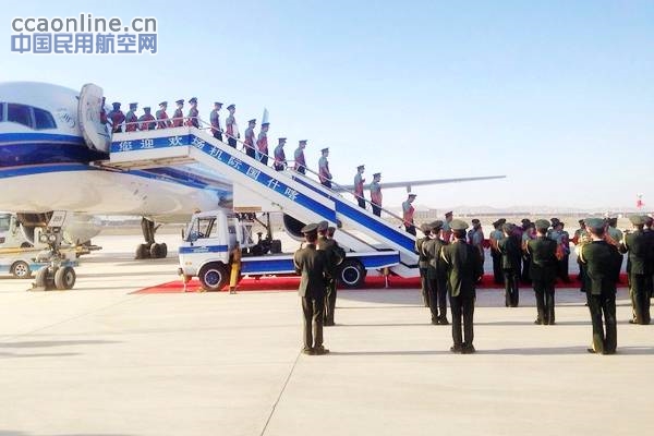 新疆军区火炮阅兵方队凯旋仪式在喀什机场举行