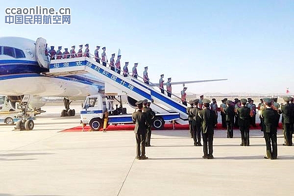 新疆军区火炮阅兵方队凯旋仪式在喀什机场举行