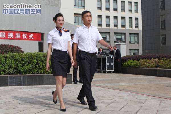 昆明长水国际机场员工喜着新制服迎国庆