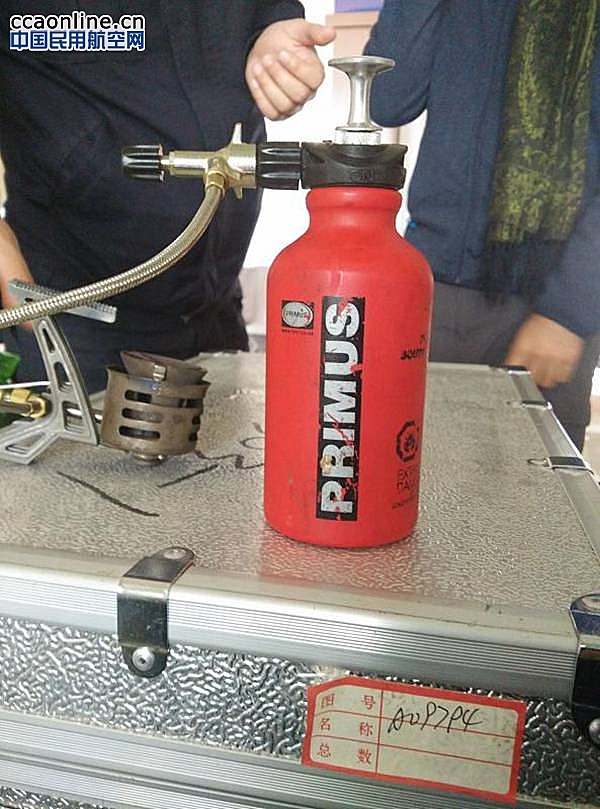 那拉提机场安检查获旅客携带易燃液体油瓶