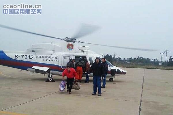 北一飞直升机救助一名锁骨错位性骨折岛民