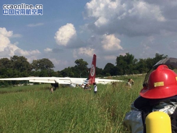 新舟60飞机在老挝首都万象机场降落时冲出跑道
