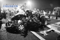 咸阳机场附近一辆半挂车失控，导致18车连环相撞