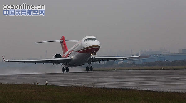 国产ARJ21支线客机交付首家客户成都航空