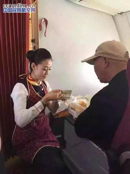 海航“最美空姐”跪地为失助老人喂饭