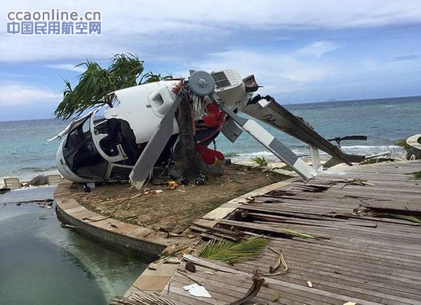 斐济直升机在游客数米外坠毁，乘客游客毫发无伤