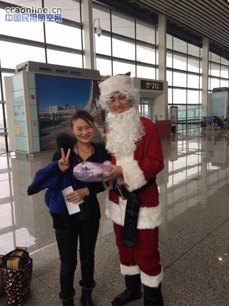 圣诞老人降临天航贵宾室为旅客送上圣诞礼物
