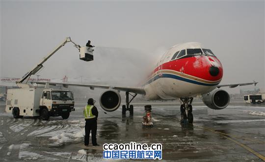 东航山东机务积极应对首场瑞雪确保航班准点出港