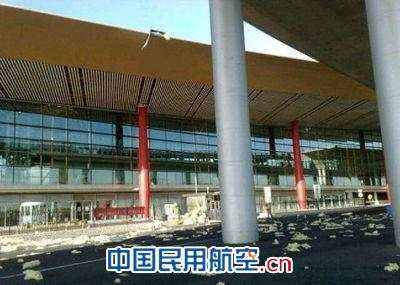 T3金属板被强风掀开 首都机场延误200余架次