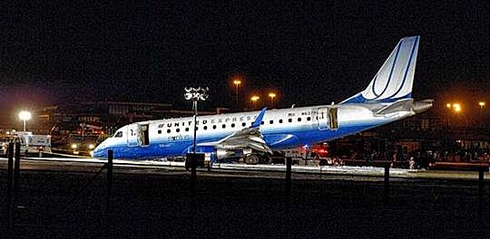 美国一架载71名乘客航班在纽瓦克机场紧急迫降