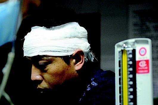 三峡机场黑车猖獗 的哥举报遭拦车殴打脑震荡