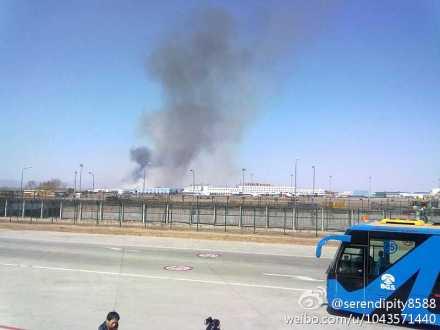 首都机场T2航站楼跑道附近冒浓烟 误了航班