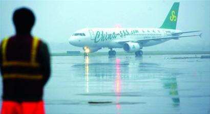 春秋航空拉黑索赔乘客 解禁须承诺不再过度维权