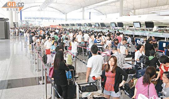 港媒称香港航空员工罢工 航班延误大量旅客滞留