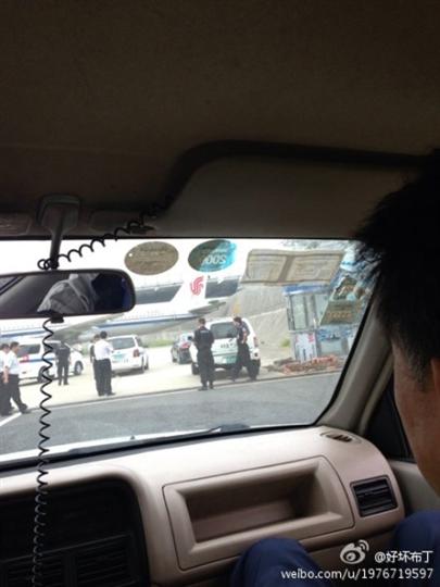 浦东机场国航航班碰擦防风墙 无人受伤