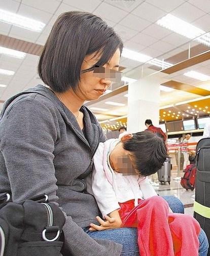 父母抱重度脑性麻痹儿出境 华航刁难登机