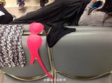 泰媒：有中国女游客在机场座椅晾晒内衣