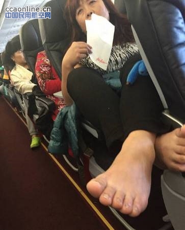 大妈坐飞机脱鞋脚搭前排乘客扶手，空姐拒绝制止