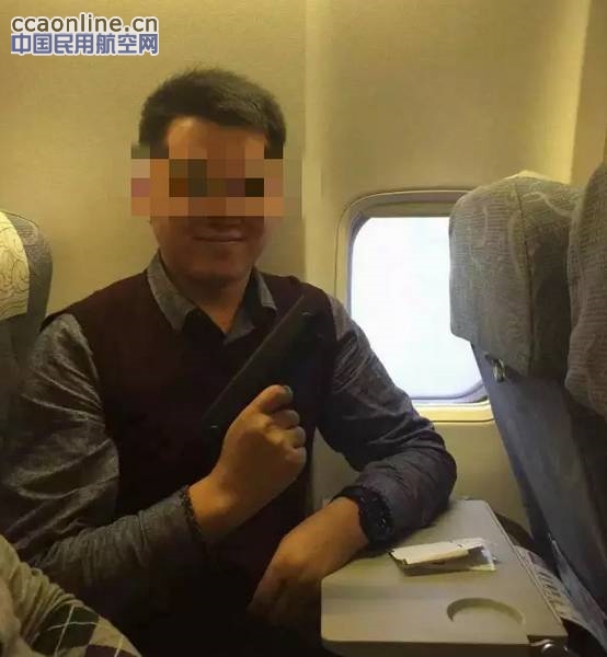 机舱内乘客持“枪”拍照，首都机场警方介入调查