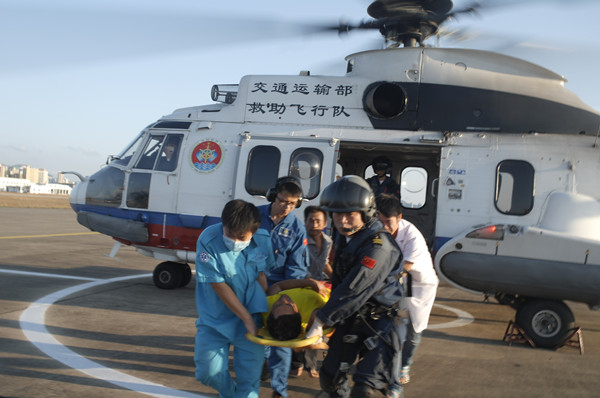 南一飞直升机成功救助一名腹痛渔民