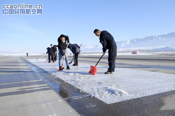 那拉提机场清理跑道积冰保障航班正常运行