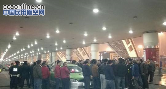 网曝成都双流机场出租车罢工，数百旅客滞留
