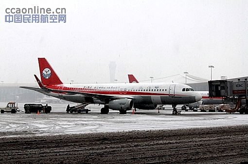 云南机场地服公司全力应对长水机场冰雪天气