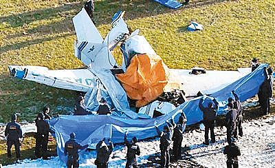 一架小型飞机疑因动力不足在大阪坠毁，４人死亡