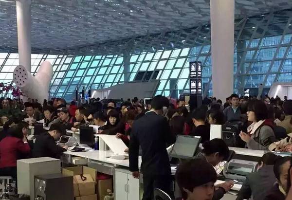 因航班大面积延误取消，旅客大闹深圳机场