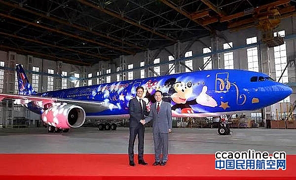 东航首架迪士尼彩绘飞机亮相