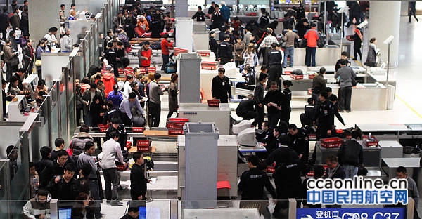 全美机场将执行更严格摸身安检新规