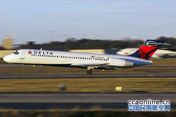达美航空B717引擎罩高空脱落后成功降落
