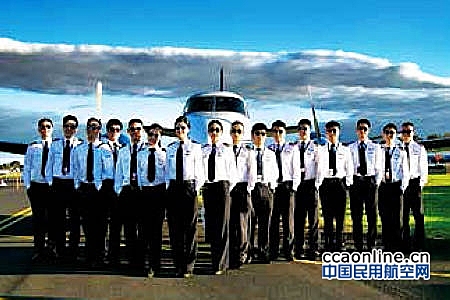 墨尔本牛津航校首批东航飞行学员毕业
