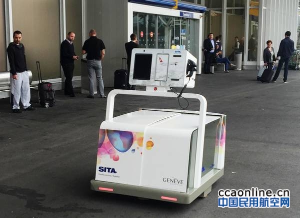 机器人Leo帮助旅客提取行李，加速行李托运流程