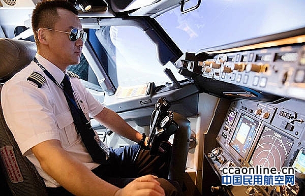 九元航空首台B737-800飞机全动模拟机启用
