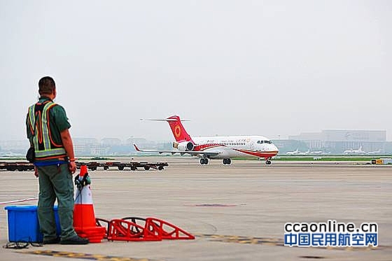 金壮龙慰问成都航空ARJ21客机空机验证飞行机组