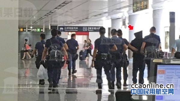 美籍黑人持刀闯香港机场，特警持枪制服