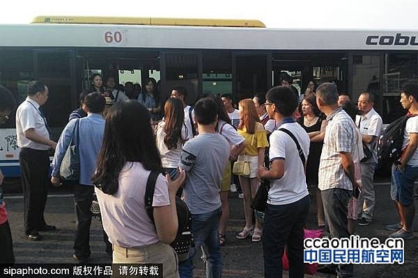 深航航班在重庆因故障延误，乘客拒登机要求赔偿