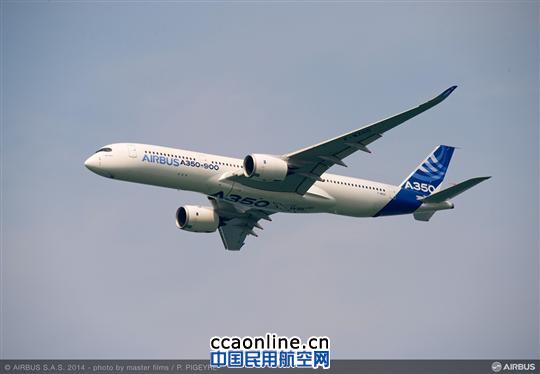 空客A350XWB宽体飞机飞抵2014年新加坡航展现场